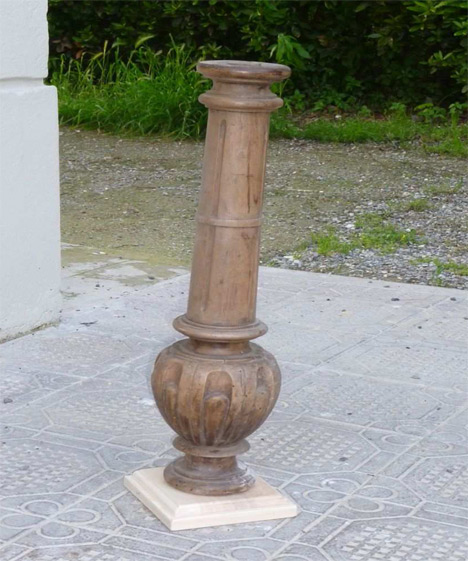 Base per lampada da tavolo ricavata da una gamba di un tavolo irrecuperabile